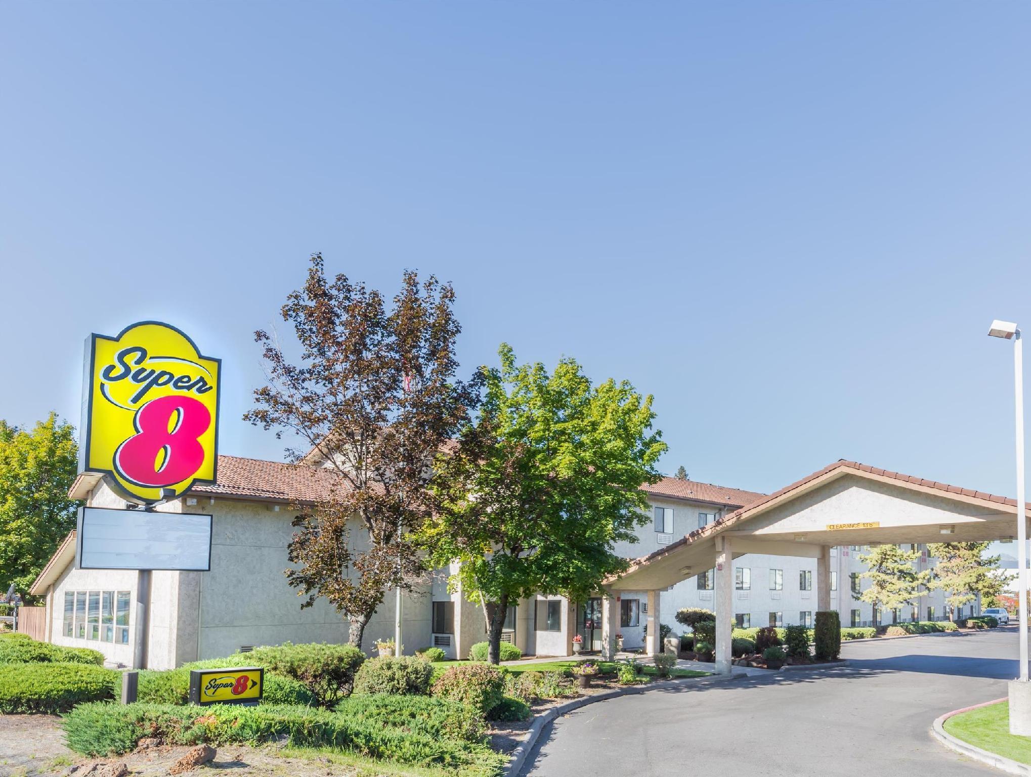 Super 8 By Wyndham Bend Hotel Exterior foto