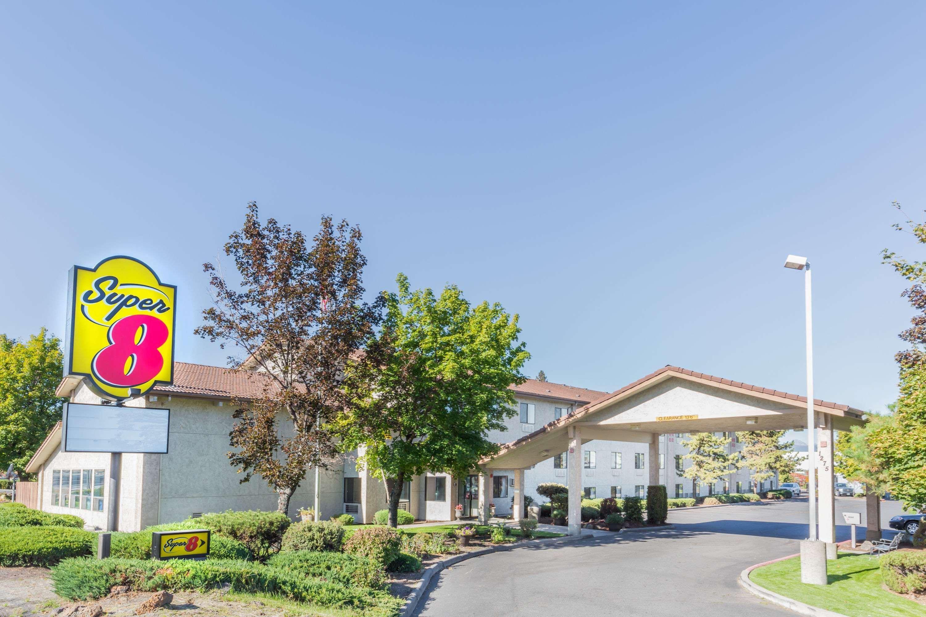 Super 8 By Wyndham Bend Hotel Exterior foto