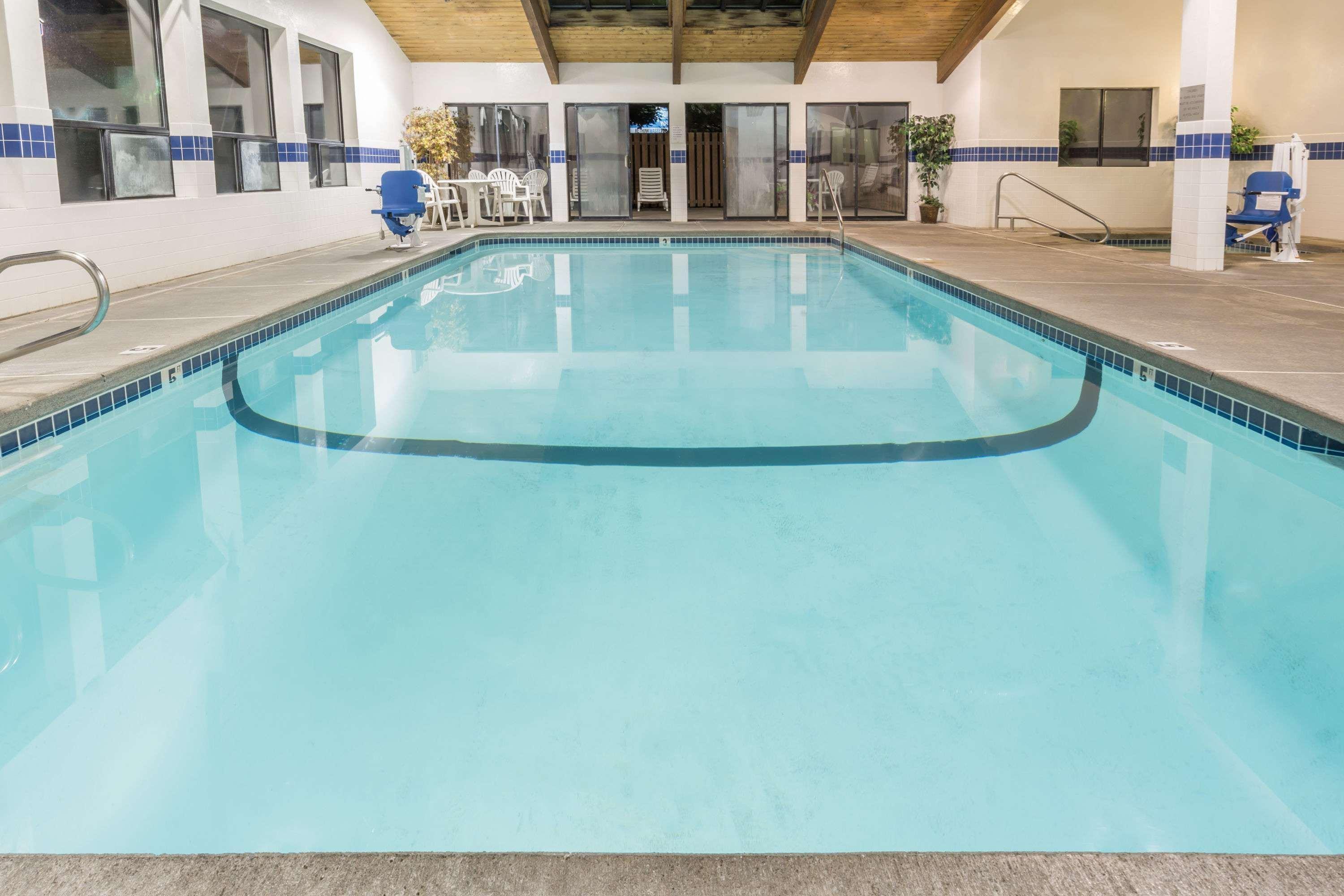 Super 8 By Wyndham Bend Hotel Exterior foto