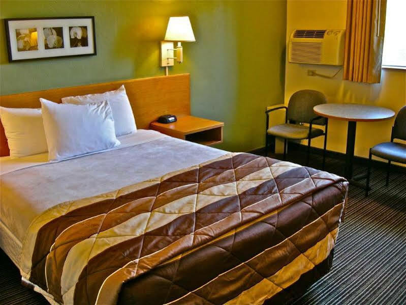 Super 8 By Wyndham Bend Hotel Exterior foto