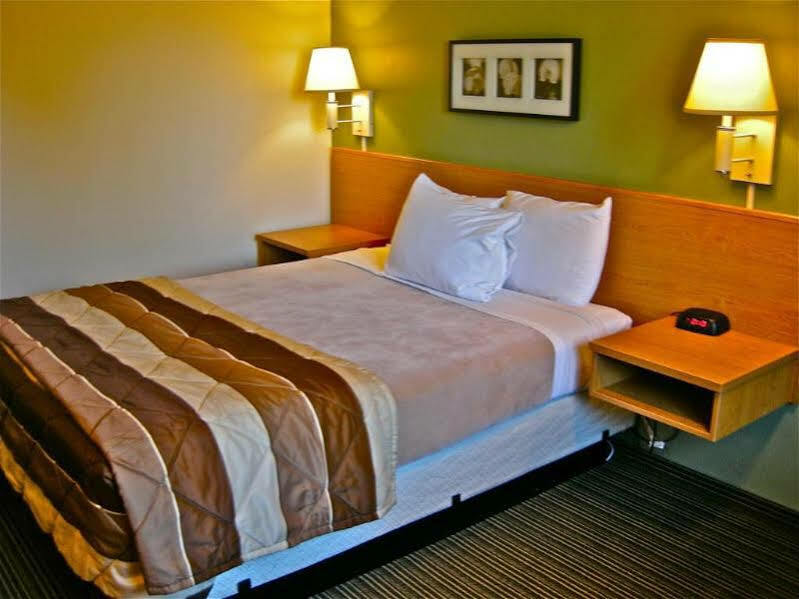 Super 8 By Wyndham Bend Hotel Exterior foto