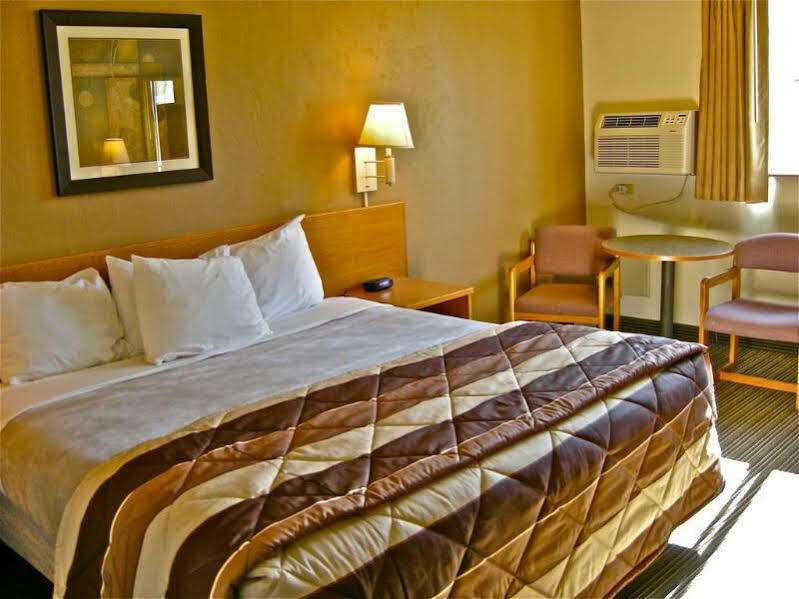 Super 8 By Wyndham Bend Hotel Exterior foto